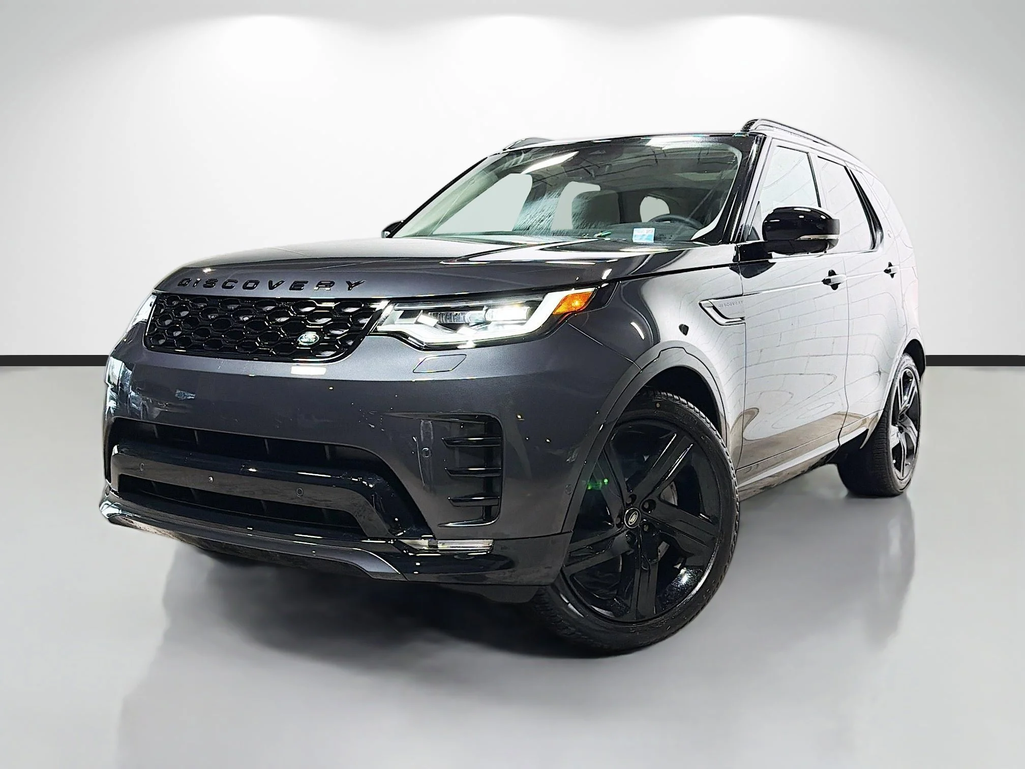 2026 Land Rover Discovery P300 Dynamic SE's photo