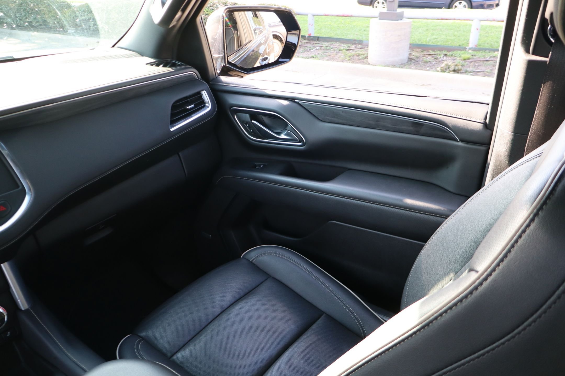 Used 2023 Titanium GMC SLT image 21