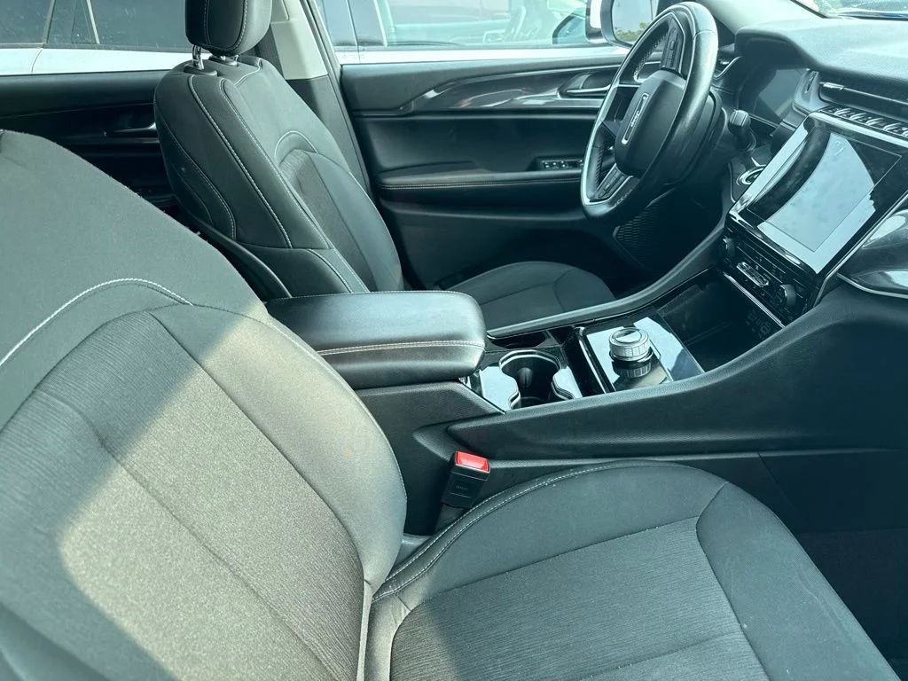 Used 2021 White Jeep Laredo image 16