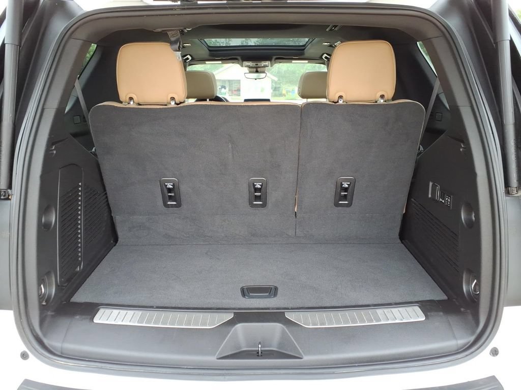 Used 2023 Iridescent Pearl Tricoat Chevrolet Premier image 12