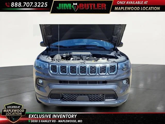 Used 2024  Jeep Latitude image 23