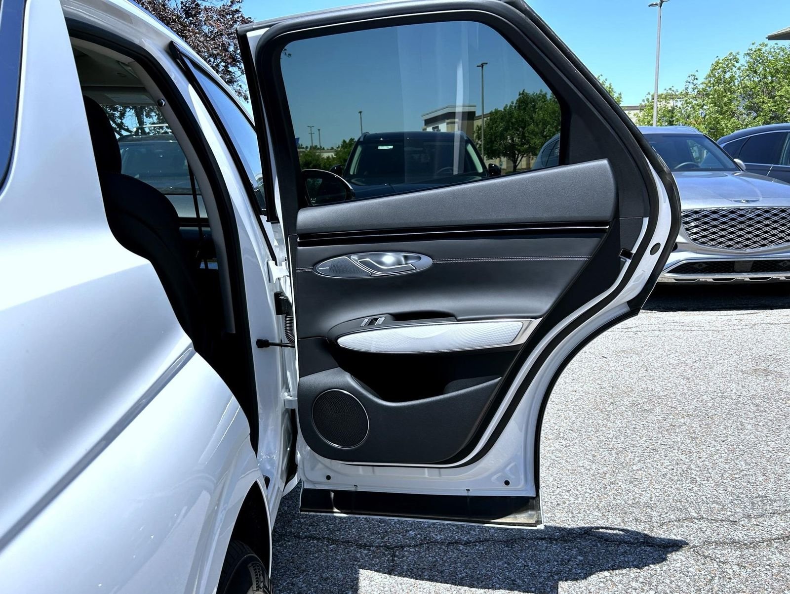 New 2026 White Genesis 2.5T Advanced image 17