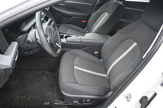 Used 2025 White Hyundai SEL image 22