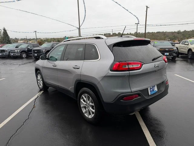 Used 2018 Silver Jeep Latitude image 5