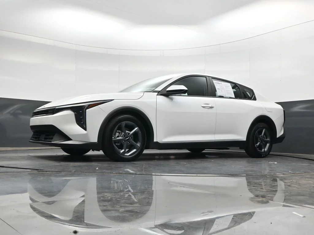 Used 2025 White Kia LXS image 38