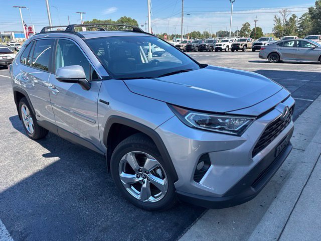 Used 2021 Silver Toyota XLE Premium image 11