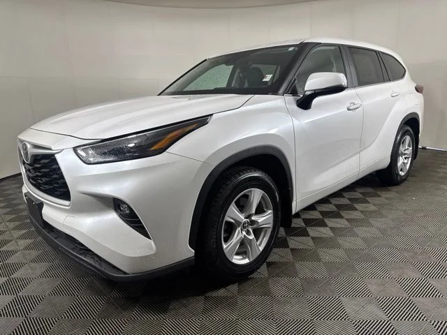 Used 2023 Pearl Toyota LE image 8