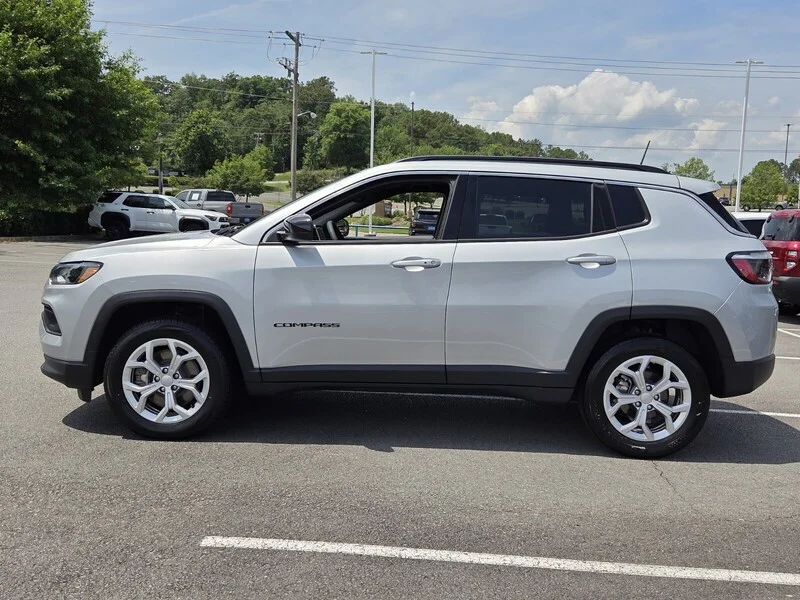 Used 2024 Silver Zynith Metallic Clearco JEEP LATITUDE image 2