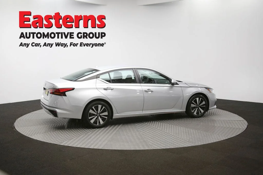 Used 2022 Silver Nissan 2.5 SV image 38