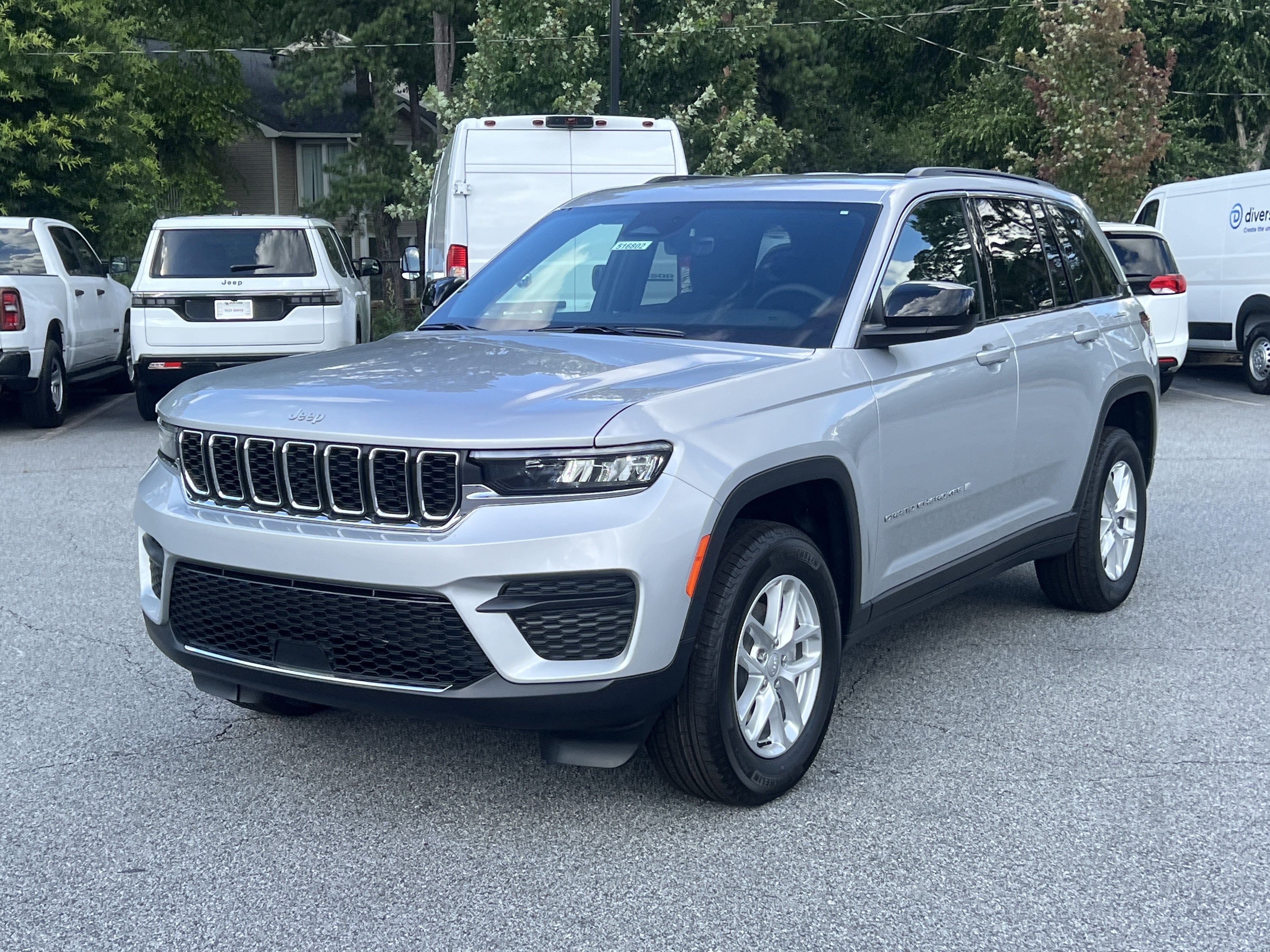 New 2026 Silver Zynith Exterior Paint Jeep Laredo image 3