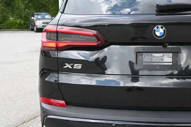 Used 2023 Black BMW sDrive40i image 5