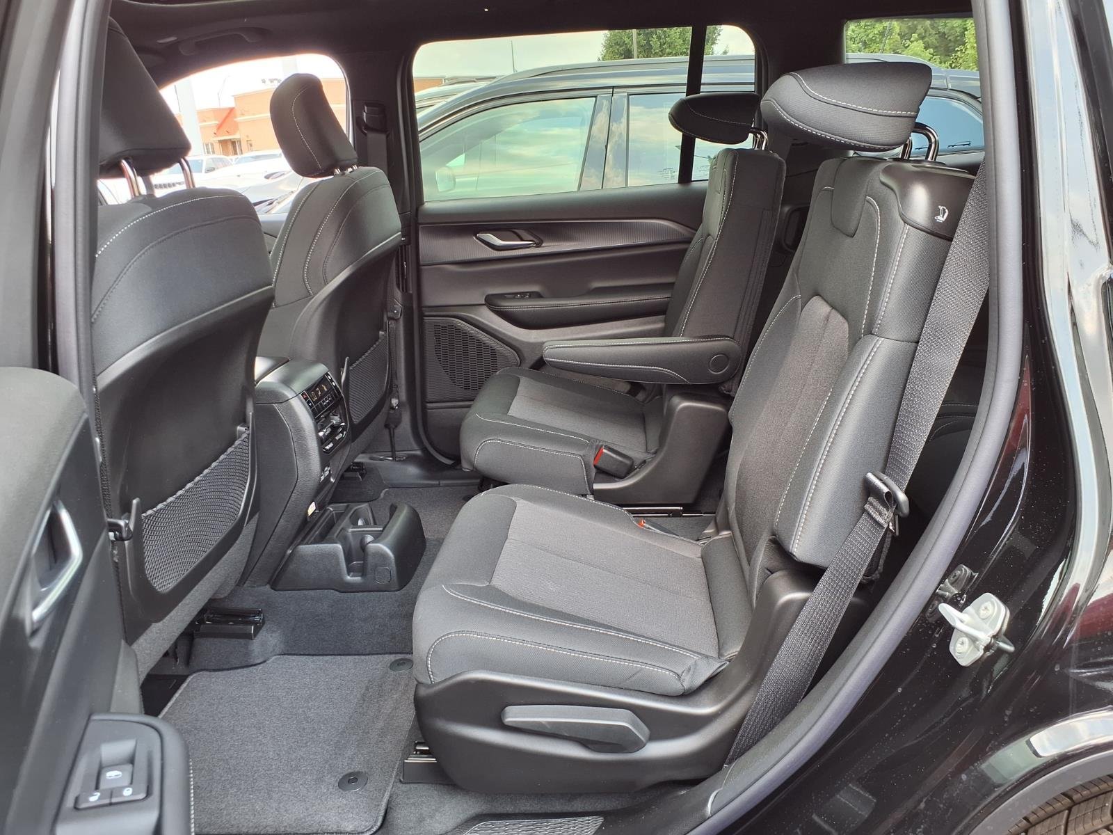 New 2026 Diamond Black Crystal Pearl-Coat Exterior Paint Jeep Laredo X image 5