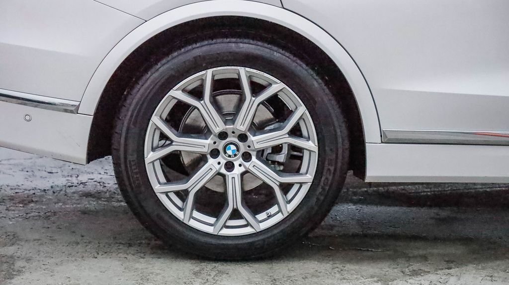 Used 2023 White Metallic BMW xDrive40i image 12