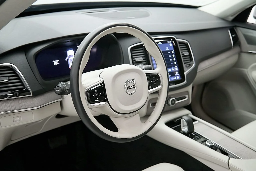 Used 2024 Vapour Grey Volvo Plus image 13