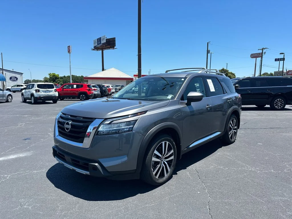 Used 2024 Gray Nissan Platinum image 3