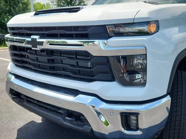 New 2026 Summit White Chevrolet LT DRW image 10