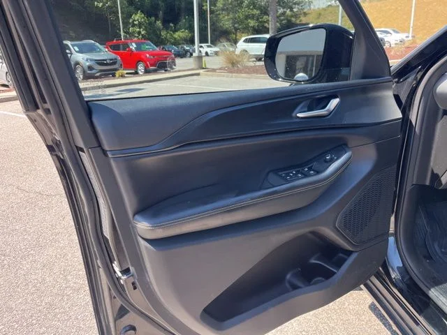 Used 2023 Black Jeep Altitude image 5