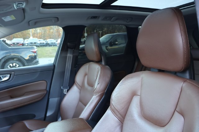 Used 2018 White Volvo T5 Momentum image 8