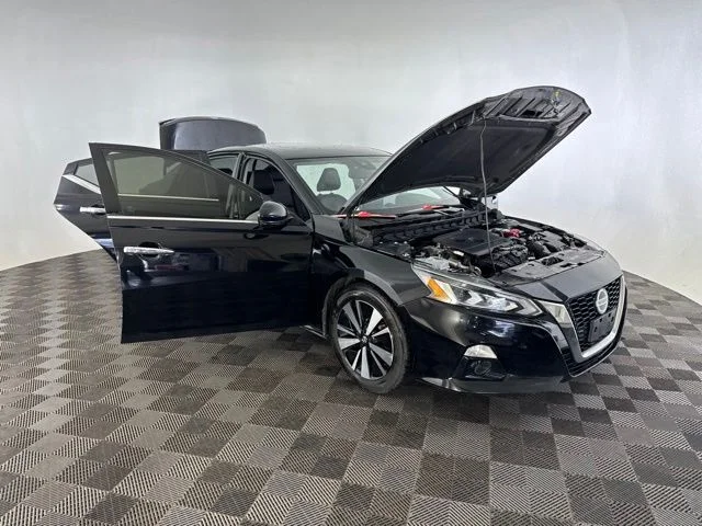 Used 2020 Black Nissan 2.5 SL image 12