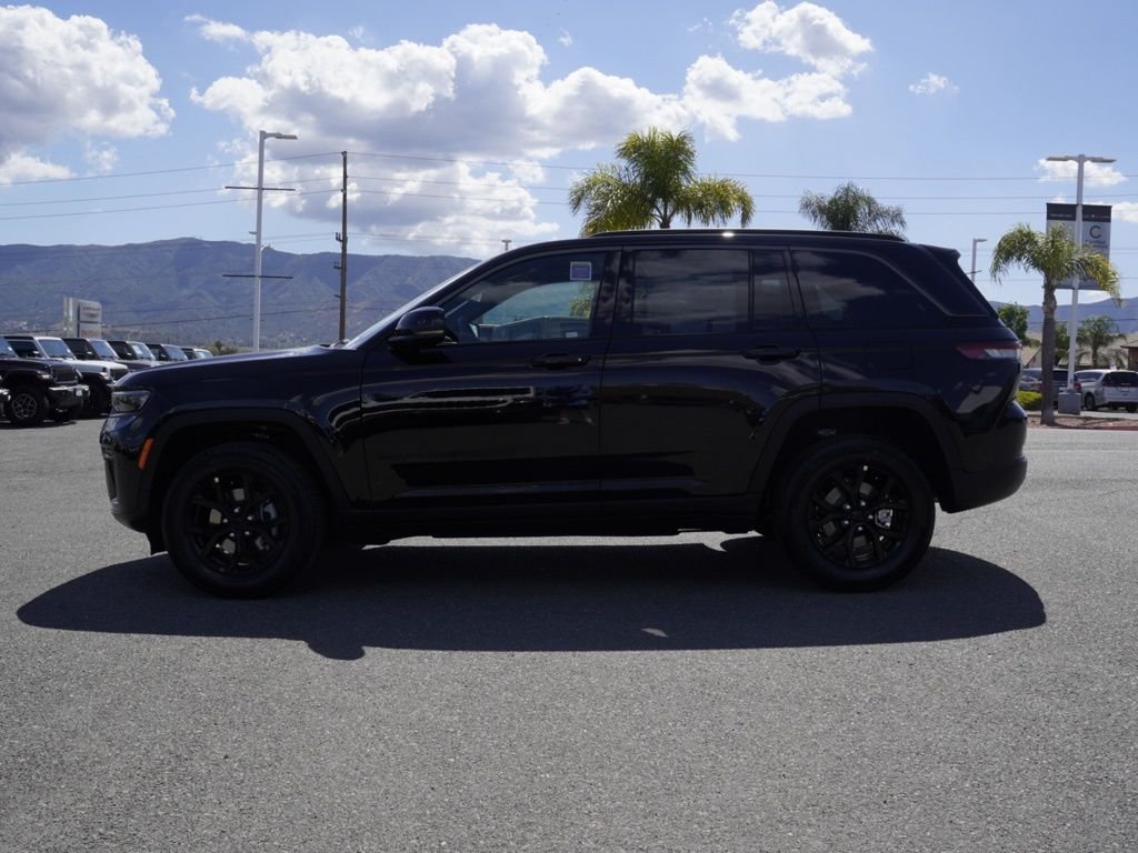 New 2026 Diamond Black Crystal Pearl-Coat Exterior Paint Jeep Laredo Altitude image 6