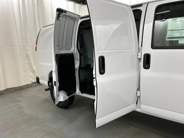 New 2026 Summit White Chevrolet WT image 13