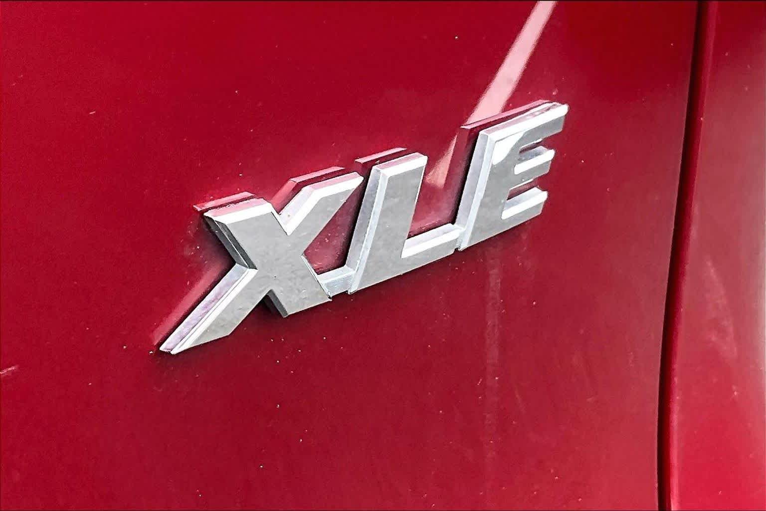 Used 2025 Ruby Flare Pearl Toyota XLE image 10