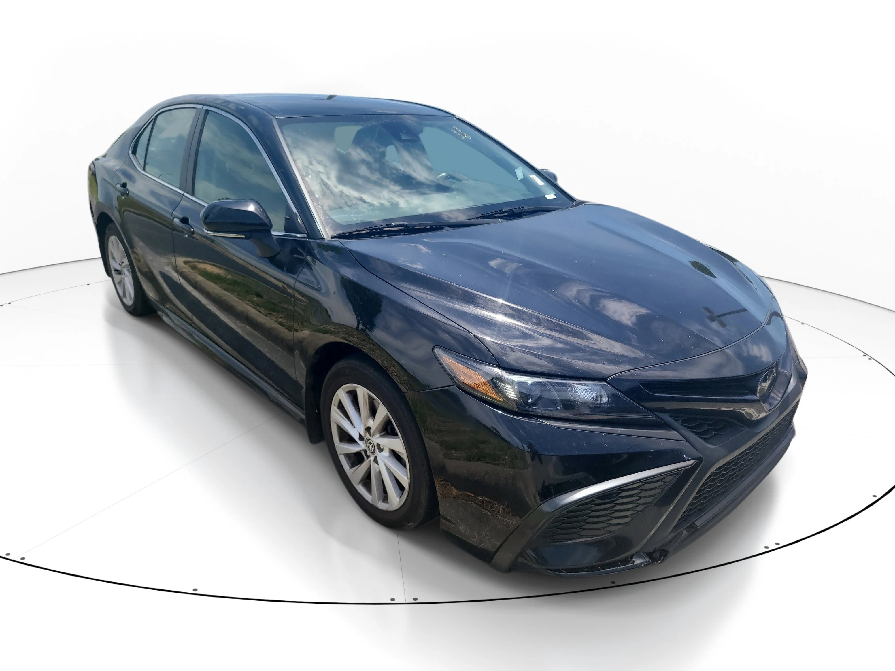 Used 2022  Toyota SE image 1