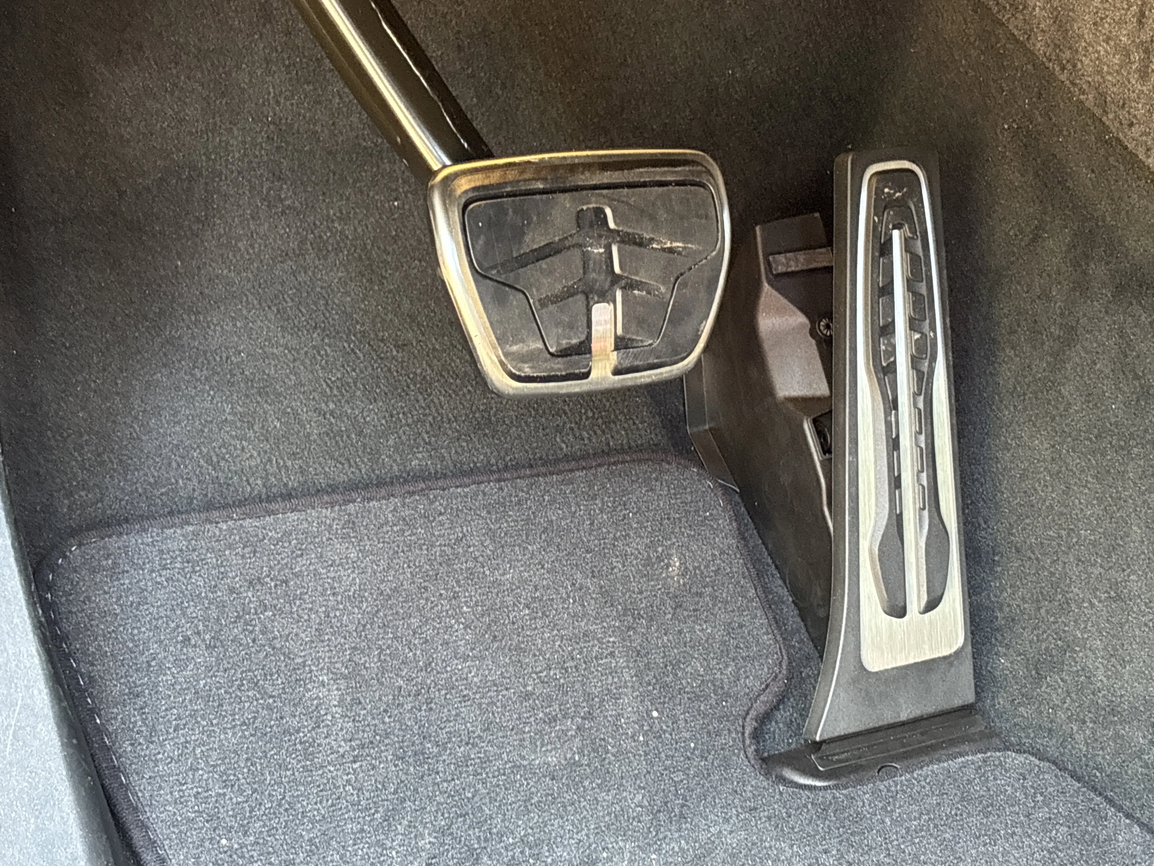New 2026 0416 Carbon Black Metallic BMW xDrive40i image 27