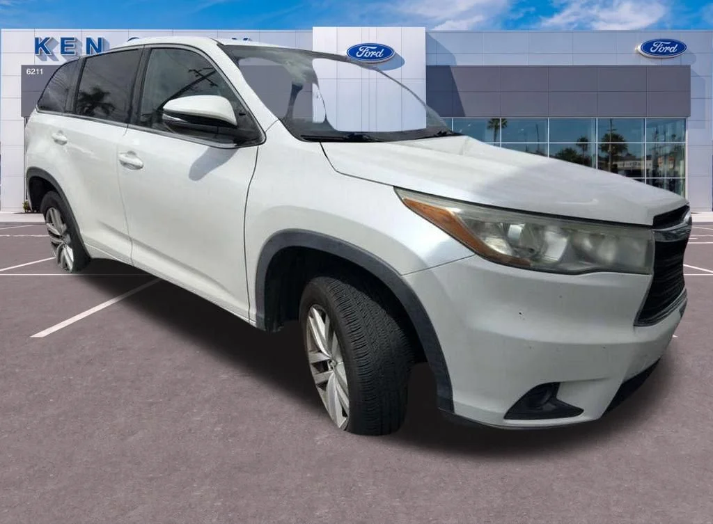 2016 Toyota Highlander LE's photo