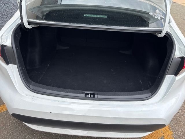 Used 2020 White Toyota LE image 9