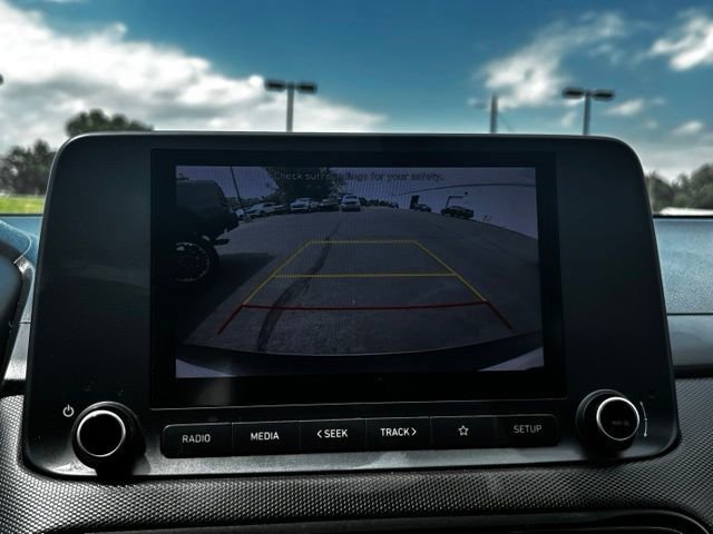 Used 2022 White Hyundai SE image 13