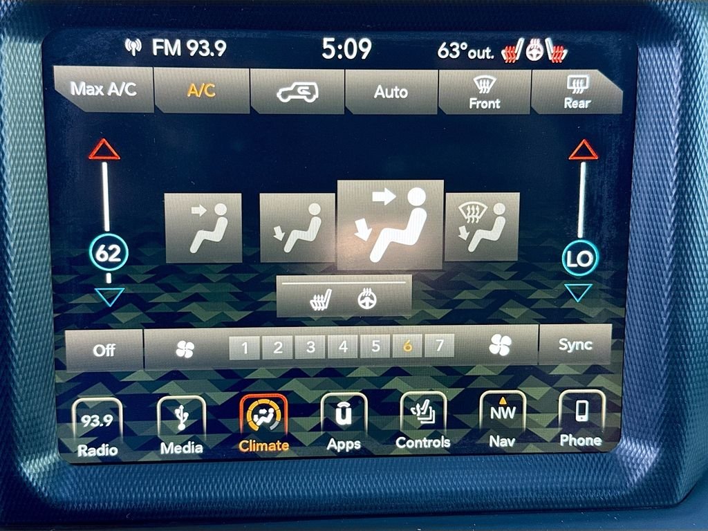 Used 2018 Granite Crystal Metallic Clearcoat Jeep Sahara image 33
