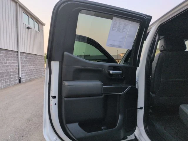 Used 2021 Summit White GMC  image 24