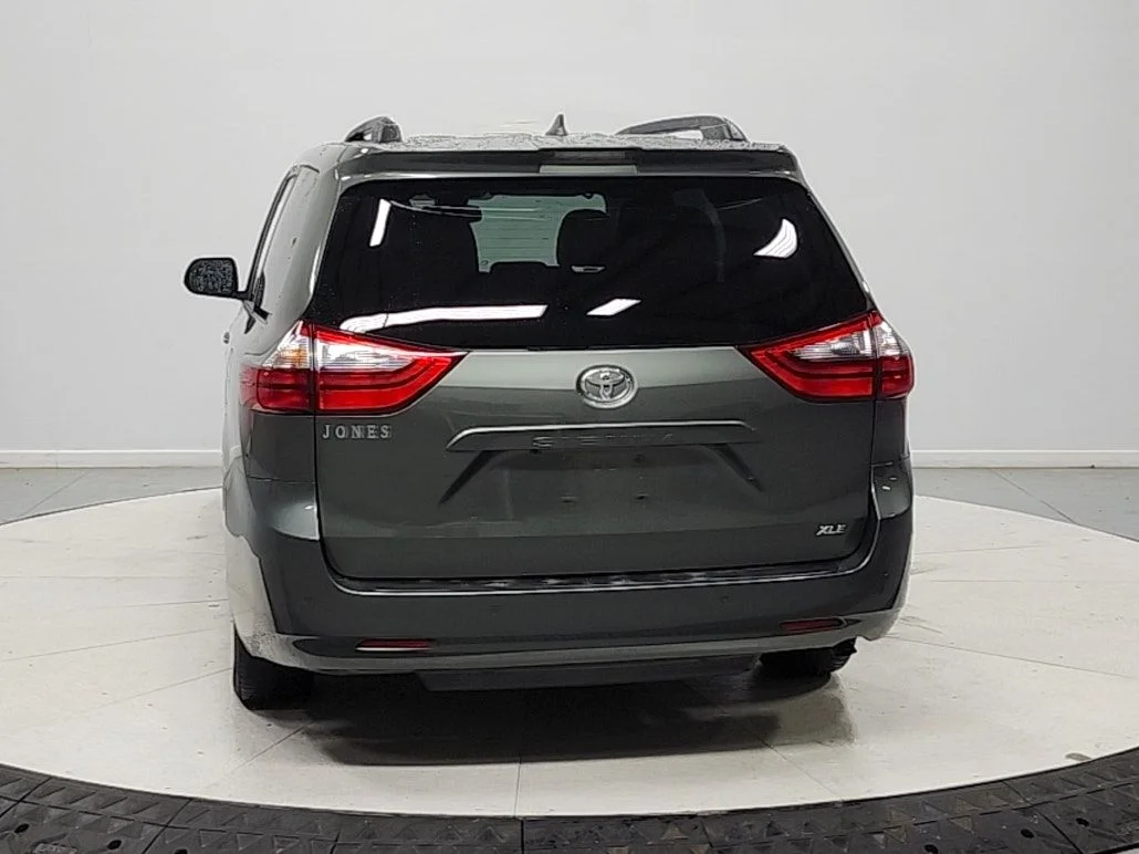 Used 2020 Green Toyota XLE Premium image 7