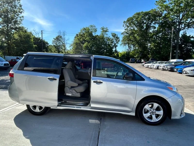 Used 2019 Silver Toyota L Minivan 4D image 21