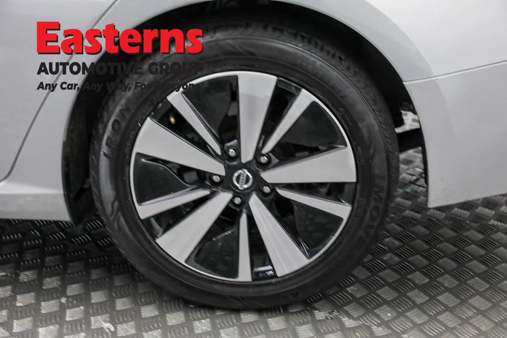Used 2022 Silver Nissan 2.5 SV image 32