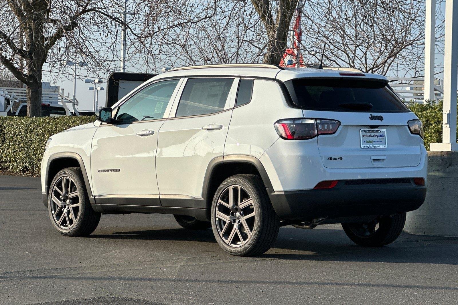 New 2026 Bright White Clearcoat Jeep Latitude Altitude image 6