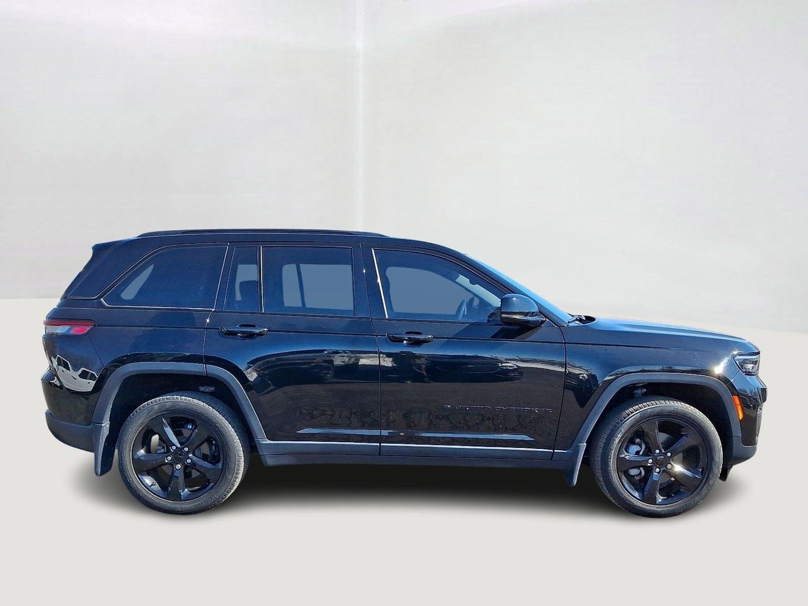 Used 2023 Diamond Black Crystal Pearlcoat Jeep Limited image 8