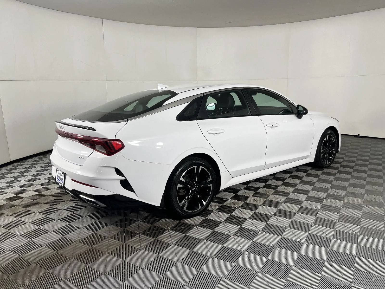 Used 2024 Glacial White Pearl Kia GT-Line image 25