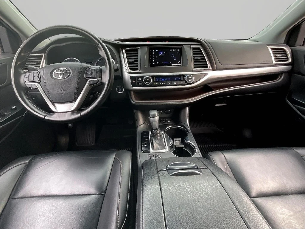 Used 2019 Blizzard Pearl Toyota XLE image 8