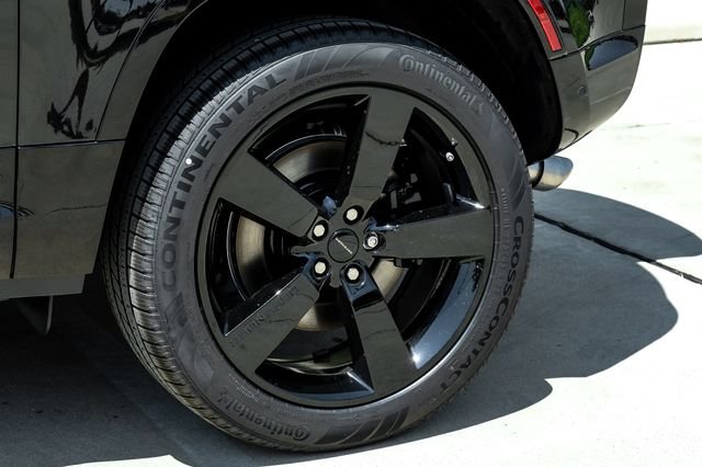 New 2026 Santorini Black Metallic Land Rover V8 image 48