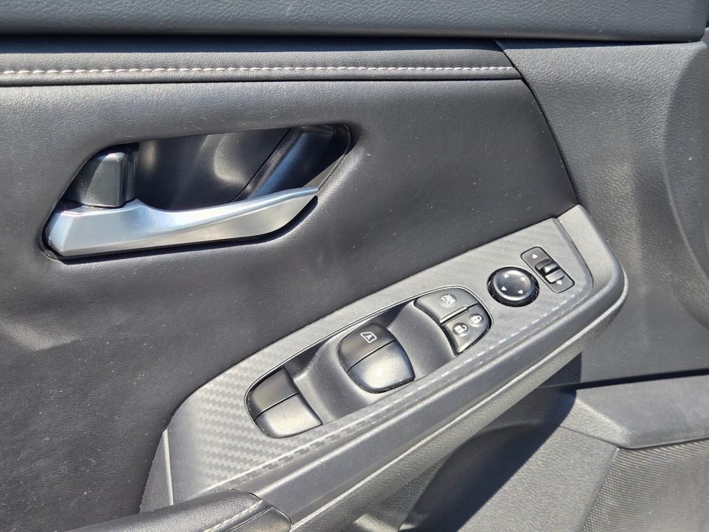 Used 2025 White Nissan SV image 21
