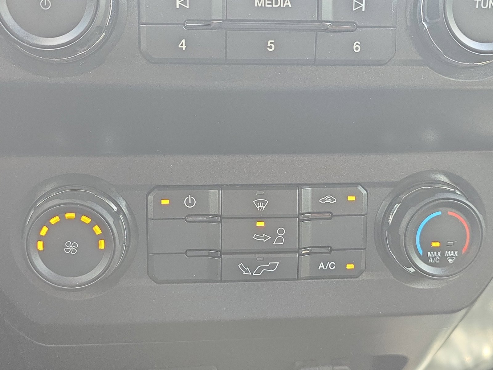 Used 2019 Oxford White Ford XLT image 17