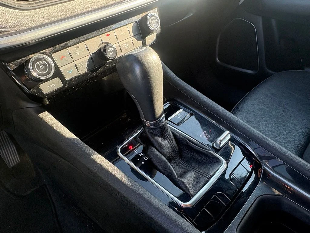 Used 2024 White Jeep Latitude image 22