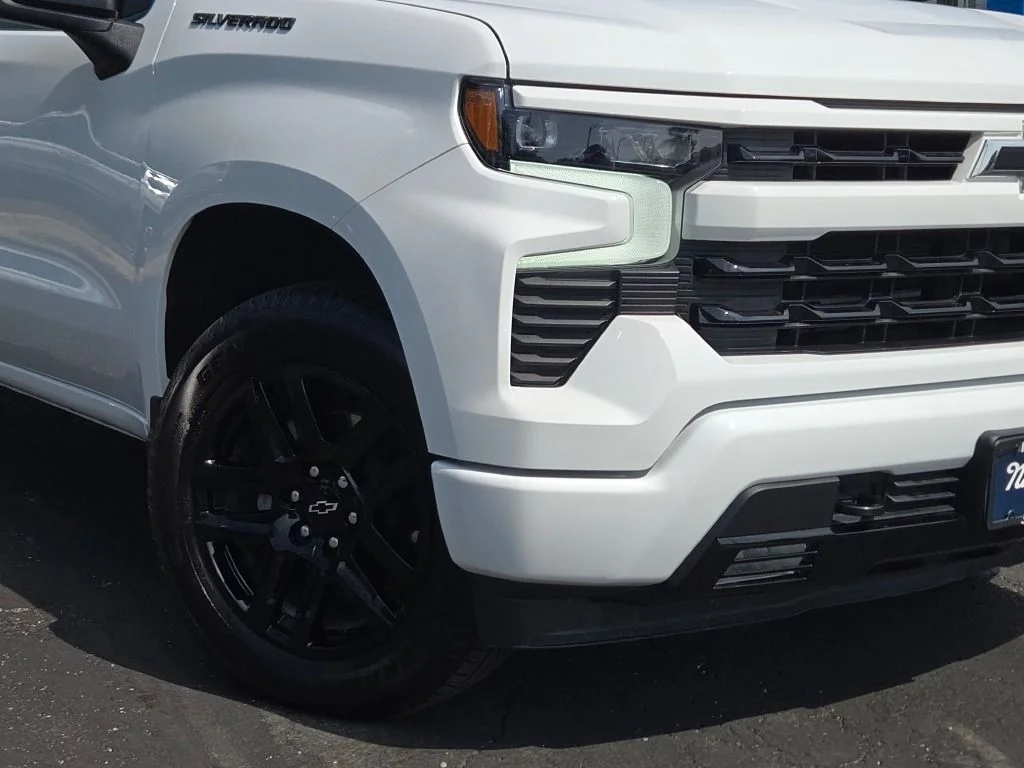 Used 2025 White Chevrolet RST image 3