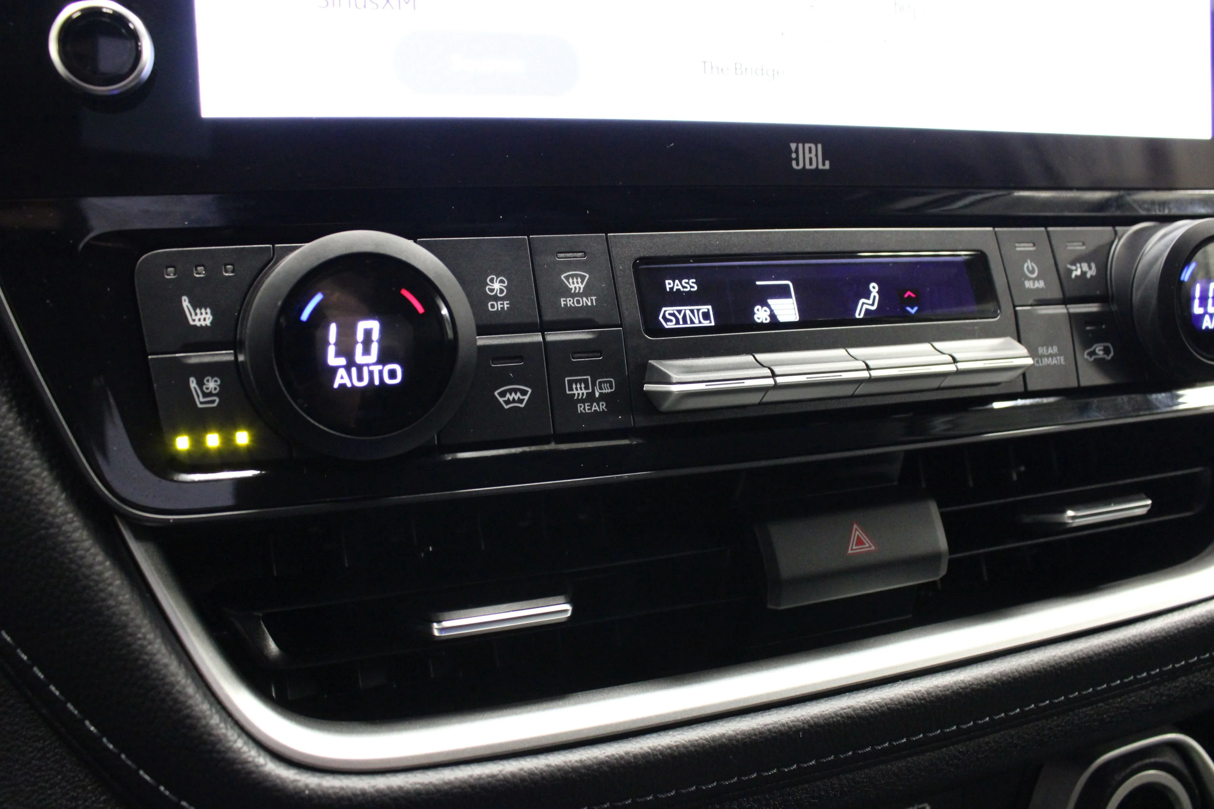 Used 2024 Pearl Toyota Platinum image 27