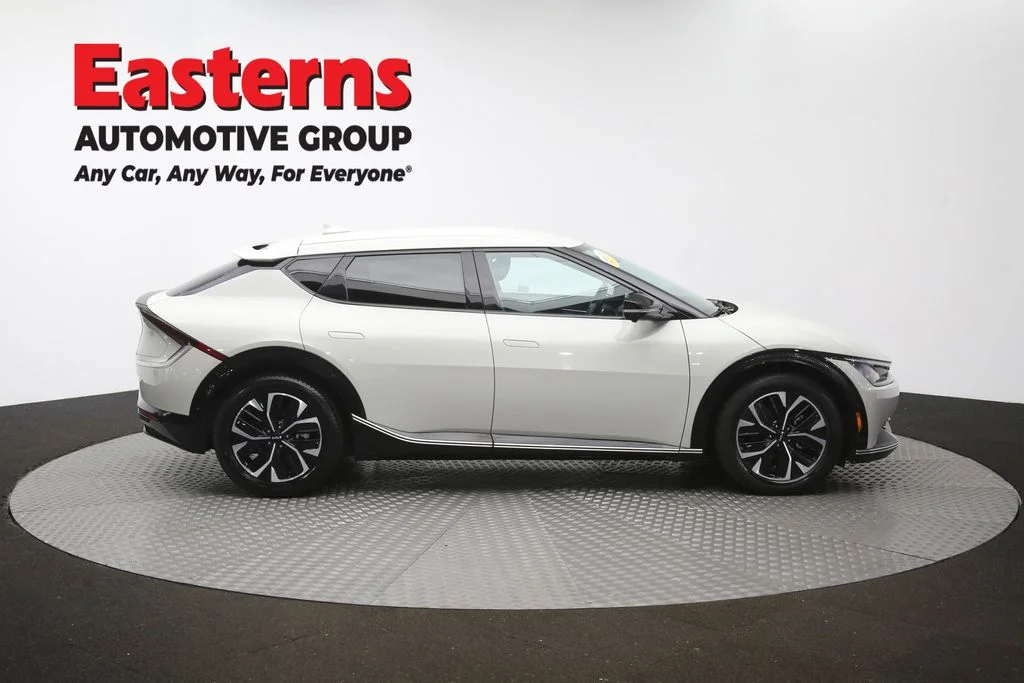Used 2022 White Kia Wind image 43