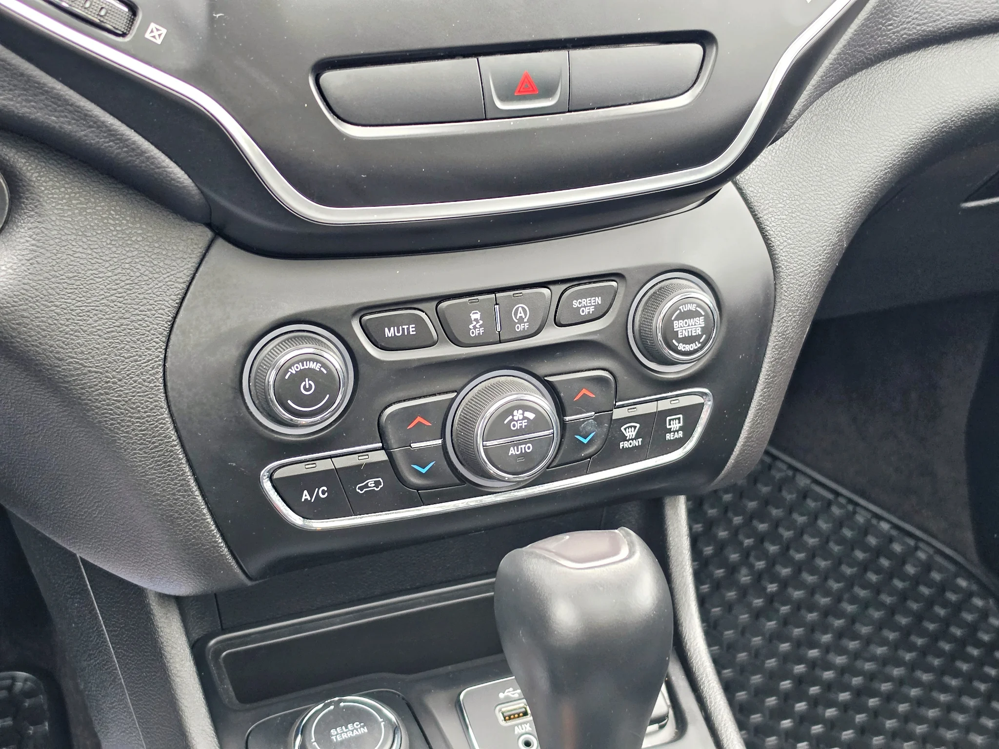 Used 2019 Bright White Clearcoat Jeep Latitude Plus image 17
