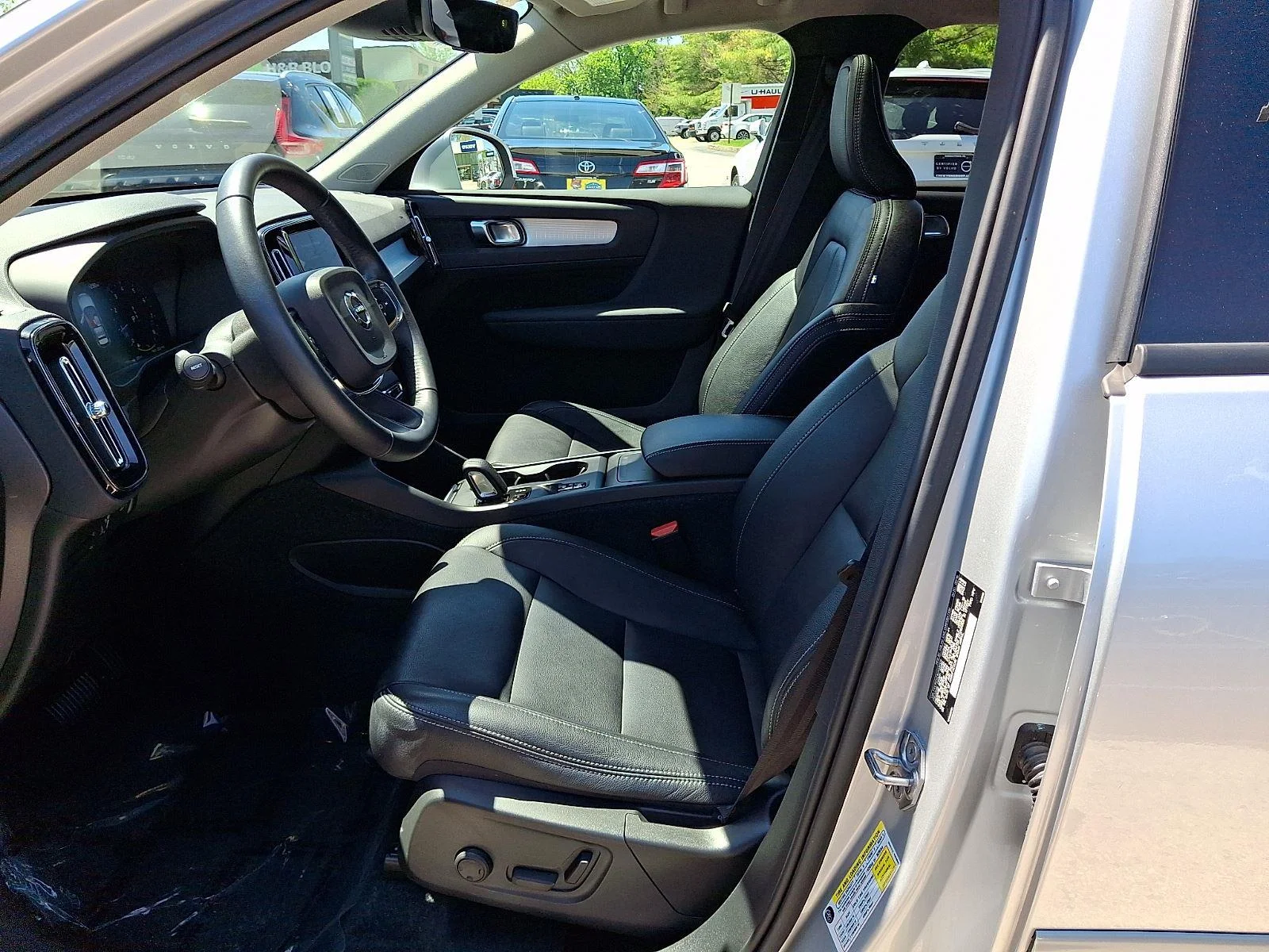 Used 2019 Bright Silver Metallic Volvo Momentum image 13