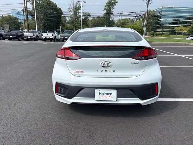 Used 2020 White Hyundai SE image 6